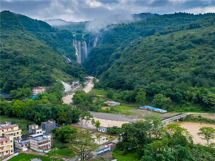 高村村，依山畔水，風(fēng)景秀麗。資料圖.jpg