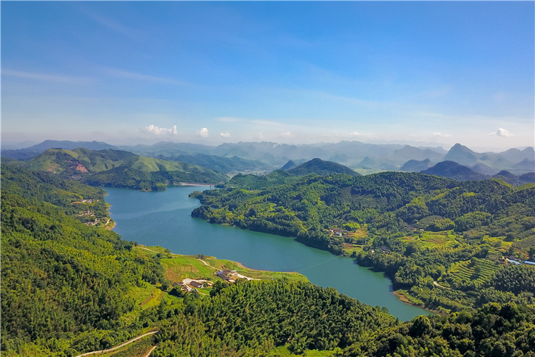 陽山大崀茶坑水庫，綠如翡翠。（通訊員供圖） .jpg